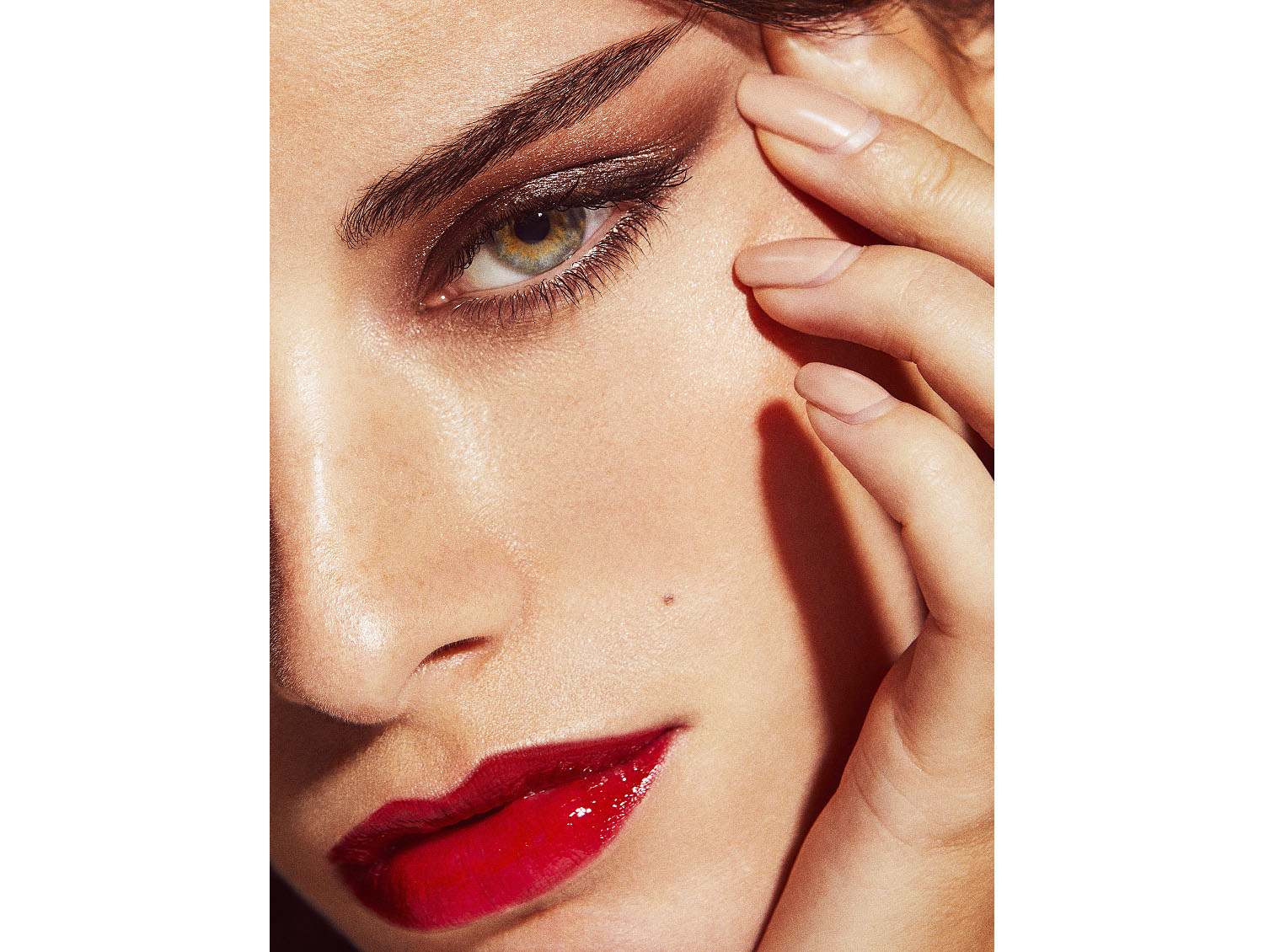 Close-up beauty con labios intensos y destellos metálicos